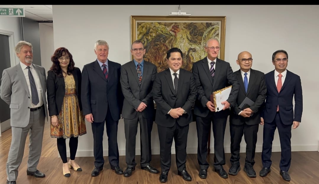 Menteri BUMN Erick Thohir, Direktur Utama Bio Farma (Persero) Honesti Basyir bersama Direktur Profactor, David Brown usai teken kerjasama di KBRI London, Inggris, Jumat (30/9/2022). beritasore/ist