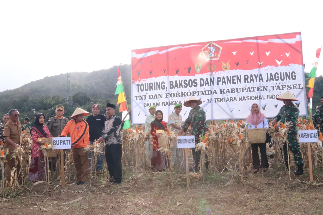 Danrem 023/ KS, Kolonel Inf Dody Triwinarto SIP, MHan, Kasrem 023/KS Letkol Arh Utama Rusdyaman dengan Bupati Tapsel saat panen raya jagung di Kelurahan Baringin, Lingkungan Hutaraja, Kecamatan Sipirok, Selasa (4/10). beritasore/Birong RT