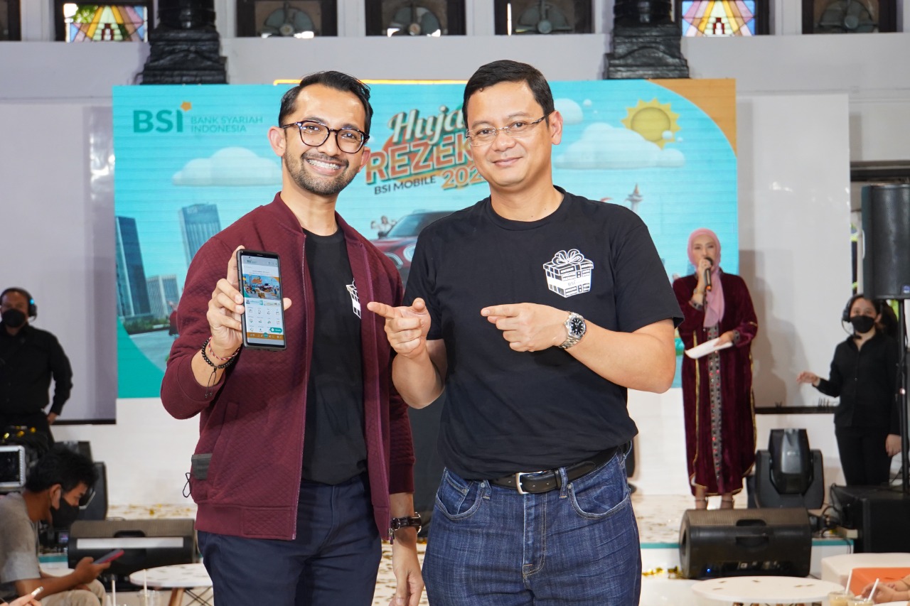 SEVP Digital Banking BSI Saut Parulian Saragih BSI berbincang bersama dengan nasabah milenial BSI yang antusias bertransaksi digital lewat BSI Mobile di Jakarta Rabu (5/10/2022). beritasore/ist
