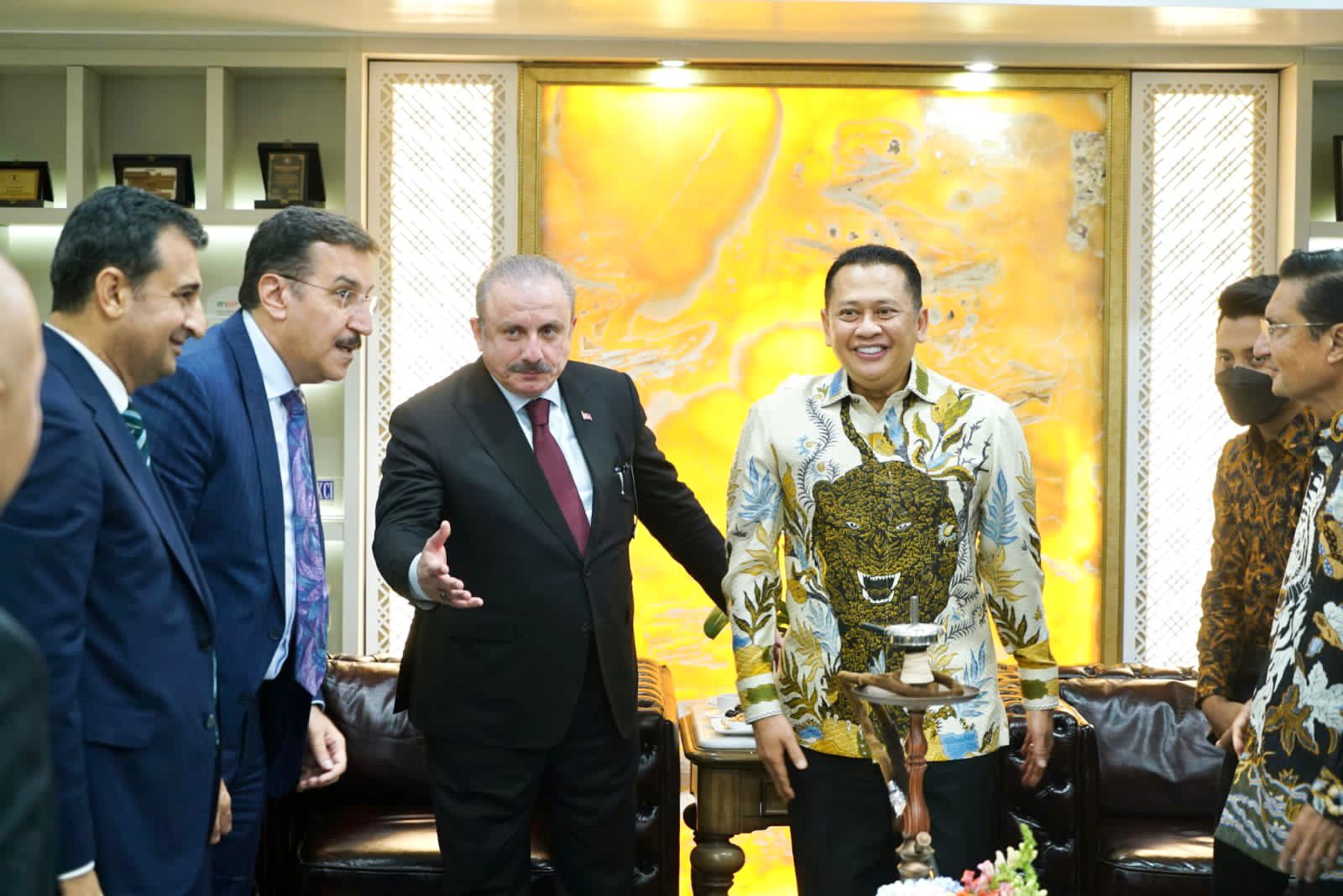 Ketua oleh Ketua Parlemen Turki H.E. Mr. Mustafa Sentop dan rombongan Parlemen Turki, di Kediaman Ketua MPR RI, di Jakarta, Rabu malam (5/10). Beritasore/ist