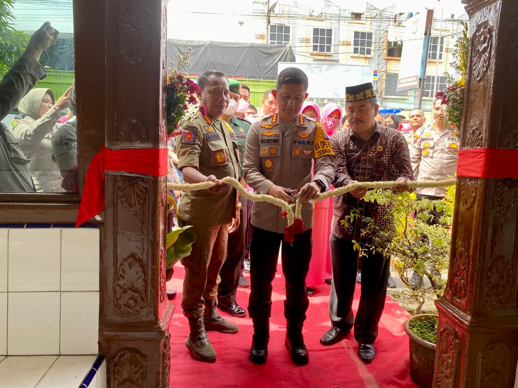 Kapolrestabes Medan Kombes Pol.Valentino Tatareda SH Sik yang di dampingi KUA Kec.Sunggal Drs.A.Jajuli Daulay serta kepala satpol PP Deli Serdang saat melakukan penguntingan pita peresmian Kantor Pulsektor Sunggal Jalan Binjai Km 16 Desa Sumber Melati Diski Kec.Sunggal Kab.Deli Serdang, Kamis (6/10). beritasore/ist