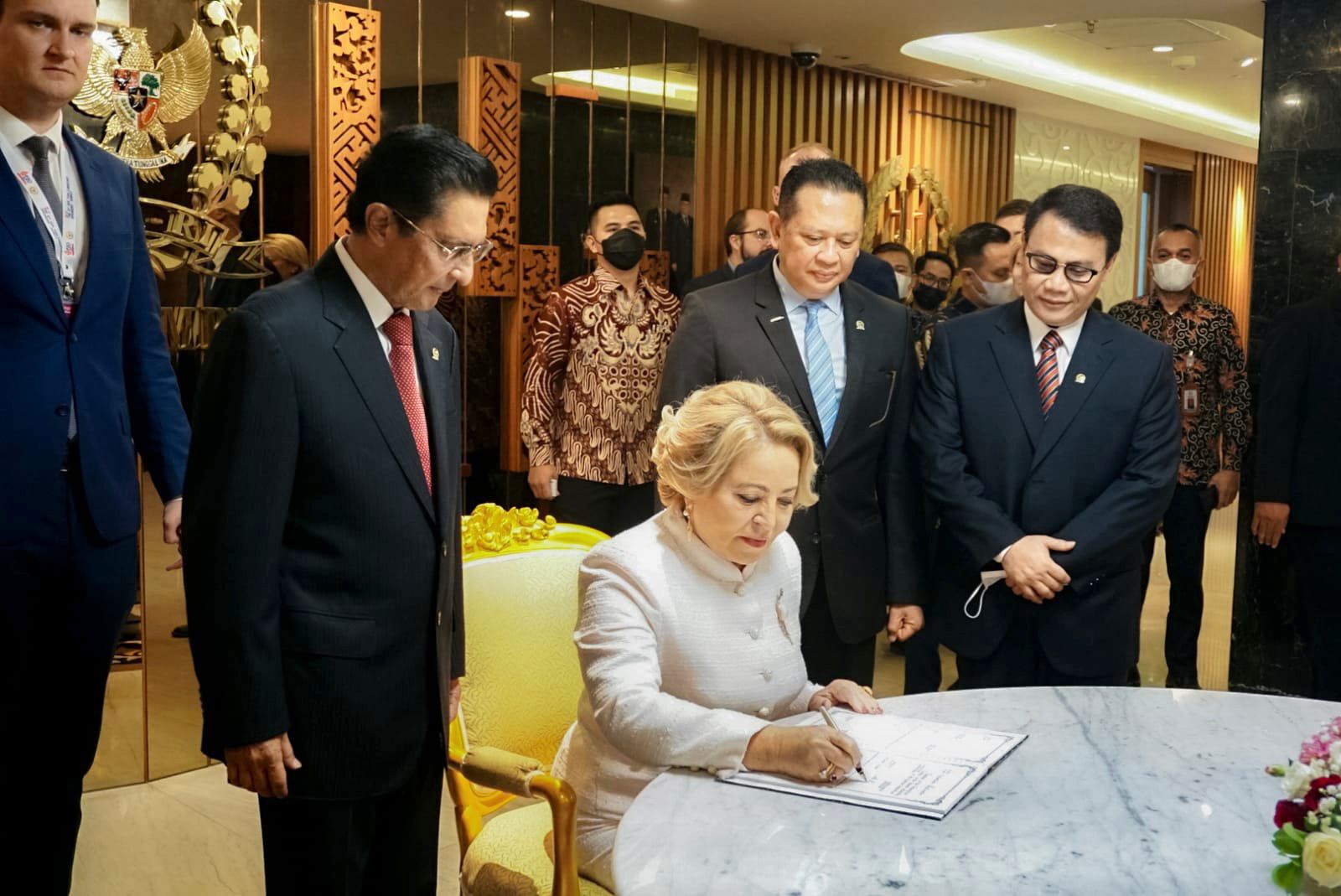 Ketua MPR RI  Bambang Soesatyo menerima Ketua Dewan Federasi Majelis Federal Federasi Rusia H.E. Mrs. Valentina Matvienko, di Ruang Kerja Ketua MPR RI, di Komplek MPR RI, Jakarta, Kamis (6/10). beritasore/Ist