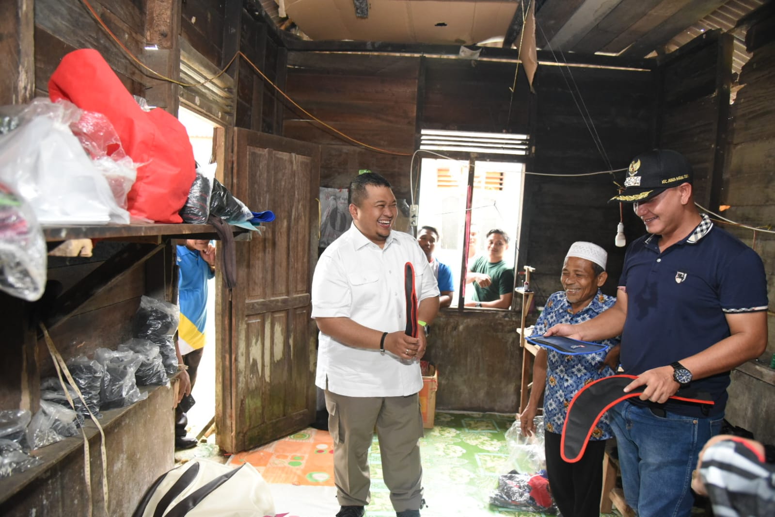 Bupati Tapsel, Dolly Pasaribu saat mengunjungi pelaku usaha Tas di Desa Bandar Hapinis, Kecamatan Muara Batang Toru, Minggu (2/10) Kemarin. beritasore/Birong RT