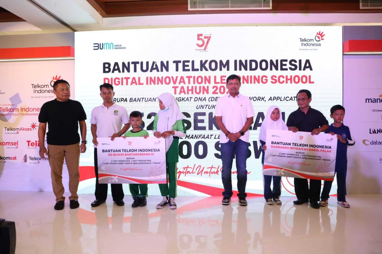 Penyerahan secara simbolis bantuan Program Digital Innovation Learning School oleh Dirut Telkom Ririek Adriansyah (paling kiri) dan Sekretaris Kementerian BUMN Susyanto (keempat dari kanan) kepada Kepala SD Negeri Bantargebang 3, Bekasi dan Madrasah Ibtidaiyah Darul Falah serta perwakilan murid di Jakarta Kamis (6/10/2022). beritasore/ist
