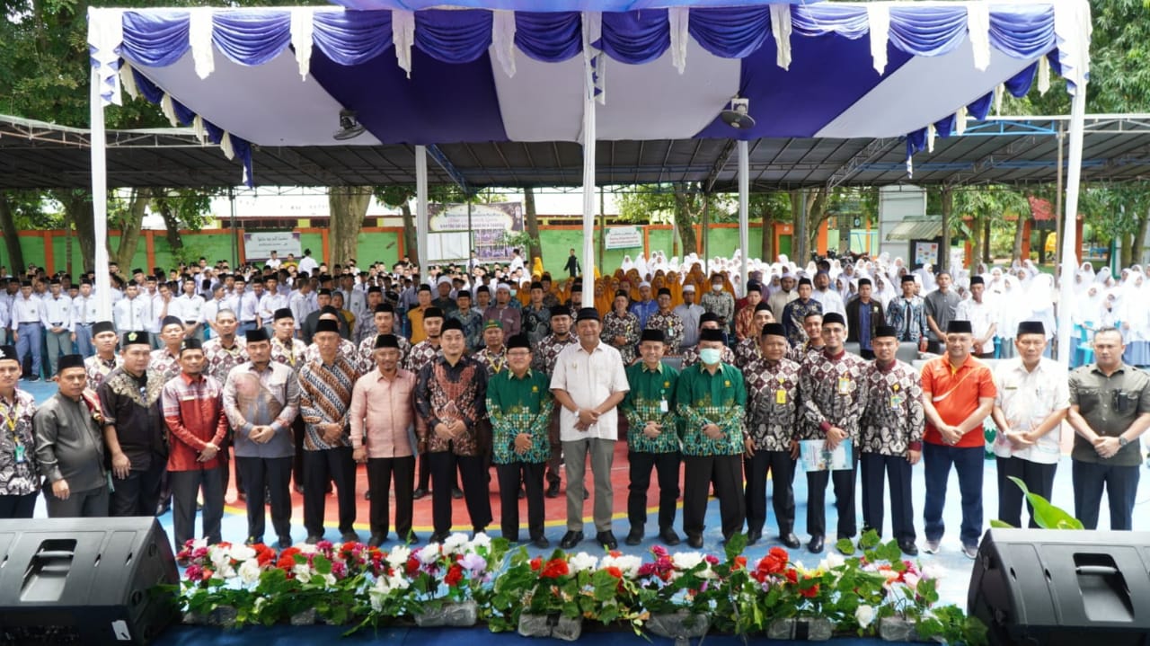 Plt Bupati Langkat H Syah Afandin SH foto bersama  di Aula Terbuka Pesantren Modern Muhammadiyah Kwala Madu, Kecamatan Binjai, Langkat, Kamis (6/10/2022). beritasore'/ist