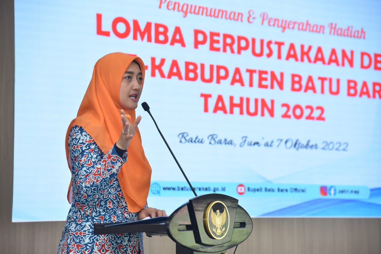 Ketua GPMB Batu Bara Ny.Maya Indriasari Zahir umumkan pemenang Penilaian Perpustakaan Desa se-Batu Bara diaula Rumdis Bupati Komplek Inalum Kecamatan Sei Suka.beritasore/alirsyah