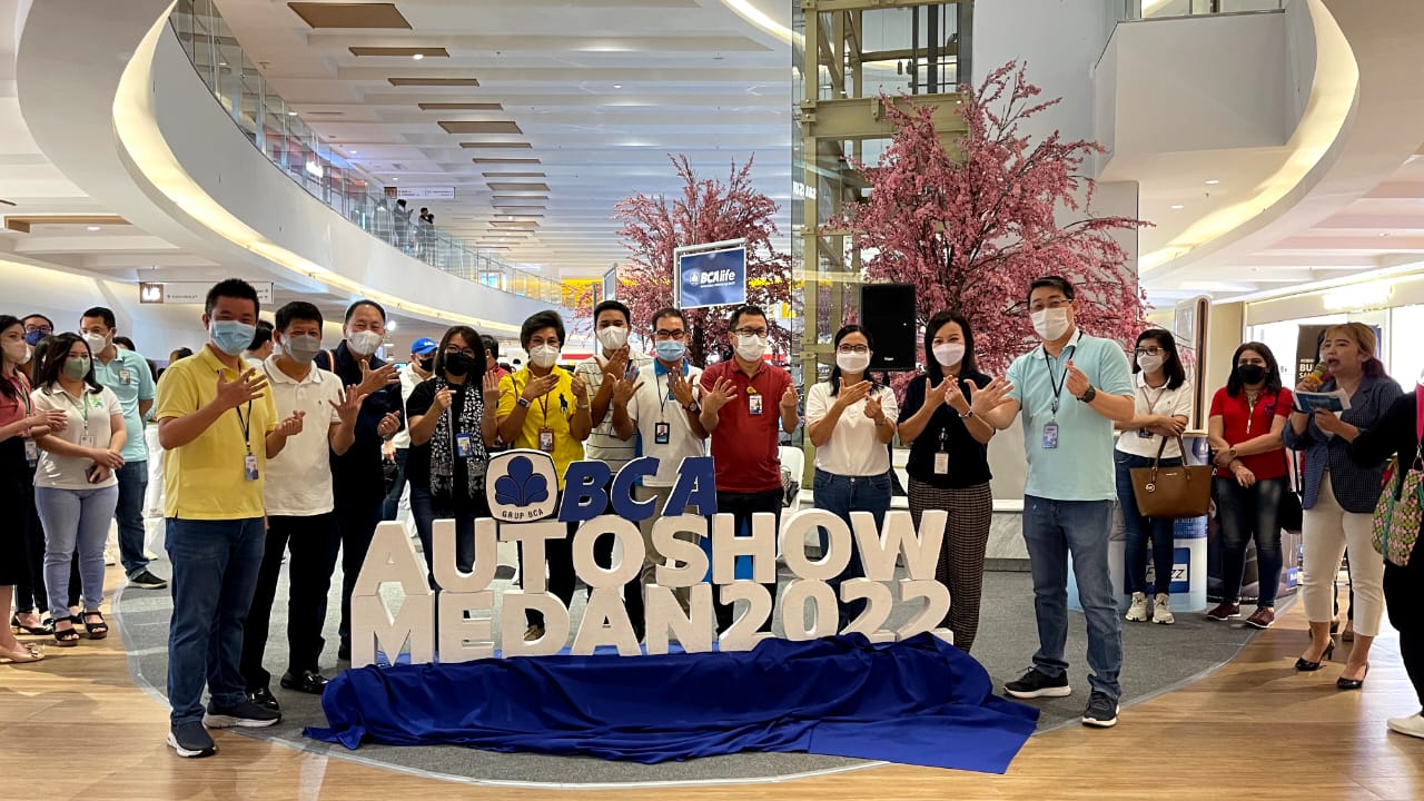 Kepala BCA KCU Medan Dicky Anton (paling kanan), Ketua Panitia BCA Autoshow Medan 2022 (paling kiri), didampingi manajemen BCA dan Perusahaan Anak membuka selubung totem BCA Autoshow Medan 2022 di Terra Atrium Mall Deli Park, Medan Sabtu (8/10/2022). beritasore/ist