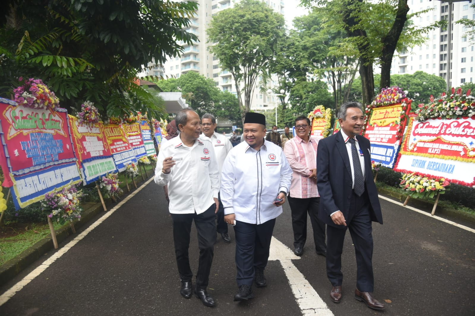 Bupati Tapanuli Selatan, Dolly Pasaribu menghadiri reuni akbar (mangalomang) keluarga besar Induk Keluarga Alumni Pelajar Sipirok Indonesia (IKAPSI) se-Indonesia di Gedung Wisma Serbaguna Senayan, Jalan New Delhi, Jakarta Pusat, Sabtu (8/10). beritasore/Birong RT