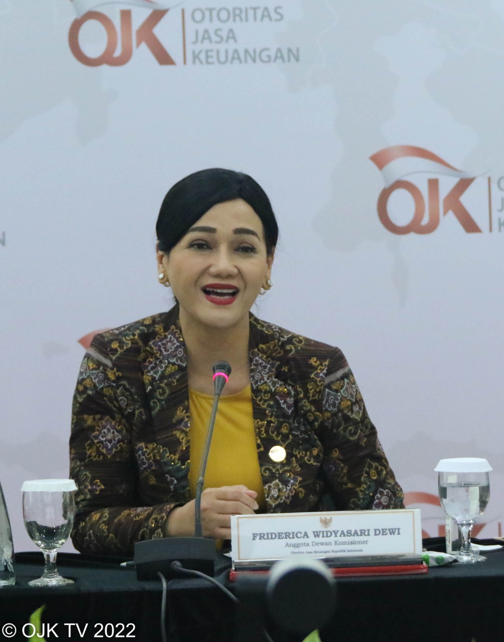 Anggota Dewan Komisioner OJK Bidang Edukasi dan Perlindungan Konsumen, Friderica Widyasari Dewi pada konferensi pers di Jakarta. Jumat (7/10/2022). beritasore/ist