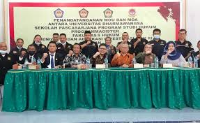 Direktur Sekolah Pascasarjana Prodi Magister Hukum Undhar Dr Kusbianto MHum, Rektor Undhar Assoc Prof. Zamakhsyari bin Hasballah Thaib, Ph.D bersama pimpinan universitas usai melakukukan kerja sama antar lembaga pendidikan.beritasore/Ist