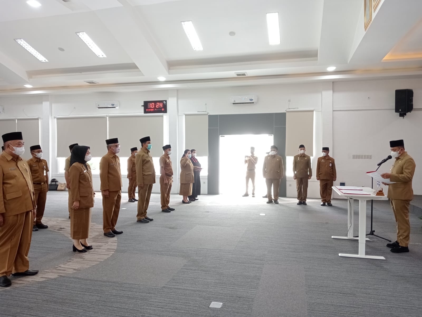 Bupati Batu Bara Ir.H Zahir melantik 20 Pejabat Pimpinan Tinggi Pratama, Pejabat Administrator dan Pejabat Pengawas di Lingkungan Pemkab Batu Bara di Aula Rumah Dinas Bupati, Komplek Tanjung Gading, Kecamatan Sei Suka Kabupaten Batu Bara Sumatera Utara Senin (10/10/2022).beritasore/alirsyah