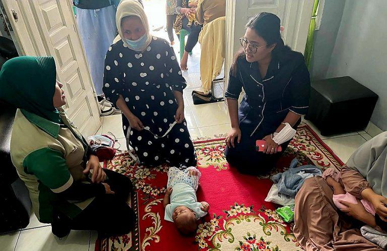 Anggota DPRD Medan asal politisi PDI P Margaret MS saat mengunjungi Posyandu di rumah Kepling VIII M Nasir pada pelaksanaan Imunisasi oleh Puskesmas di Lingkungan VIII, Kelurahan Tanah 600, Kecamatan Medab Marelan, Senin (10/10/2022). Beritasore/ist