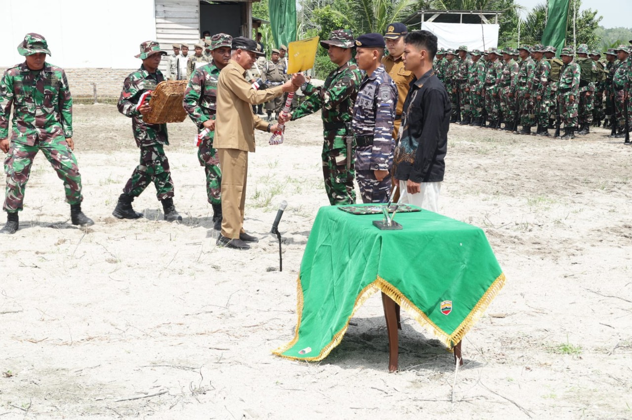 Upacara Pembukaan TNI Manunggal Membangun Desa (TMMD) Reguler ke-115 Tahun 2022 di Wilayah Kodim 0208/Asahan dibuka oleh Bupati Asahan Bapak H.Surya, BSc, yang dilaksanakan bertempat di Lokasi TMMD Dusun lX Blok ll Desa Silo Baru Kecamatan Silau Laut Kabupaten Asahan, Selasa (11/10/2022). Beritasore/ist