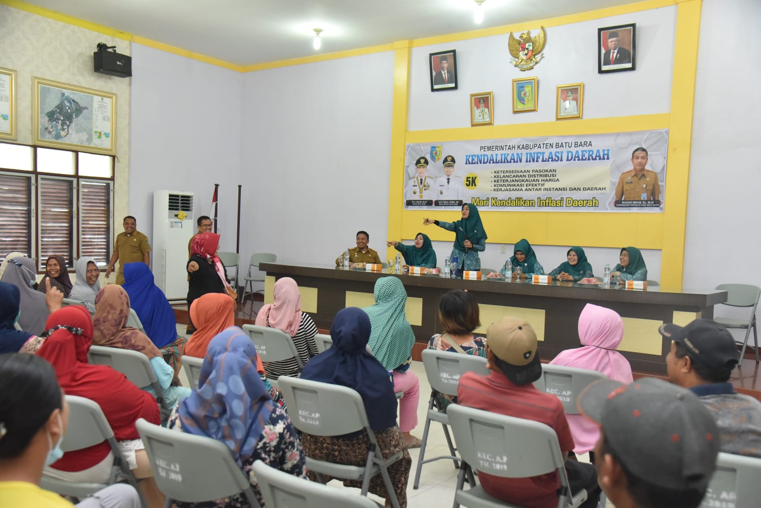 Ketua TP PKK Kabupaten Batu Bara Ny.Maya Indriasari Zahir meninjau Operasi Pasar (OP) murah di Kecamatan Air Putih Kab.Batu Bara, Selasa (11/10/2022).beritasore/alirsyah