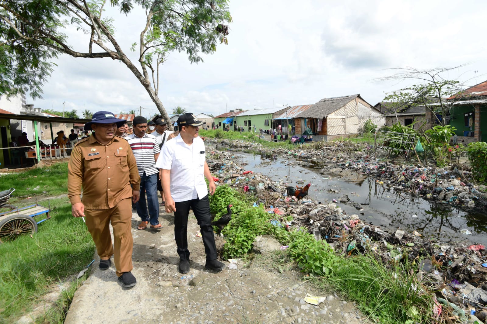 Bupati Batu Bara Ir.H.Zahir M.AP tinjau  pengerjaan Drainase di Desa Nenas Siam dan sahuti aspirasi serta keluhan warga, Kecamatan Medang Deras Kabupaten Batu Bara Sumatera Utara Selasa (11/10/2022).beritasore/alirsyah