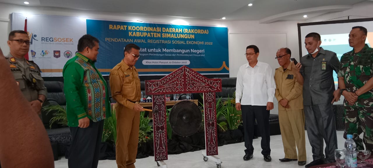 Kepala BPS Simalungun Marine Sohadi Angkat bersama Asisten Administrasi Umum Kabupaten Simalungun Akmal H Siregar pada acara Rakorda Pendataan Awal Regsosek tahun 2022 di Khas Parapat Hotel Kecamatan Girsang Sipangan Bolon, Selasa (11/10/2022). beritasore/ist