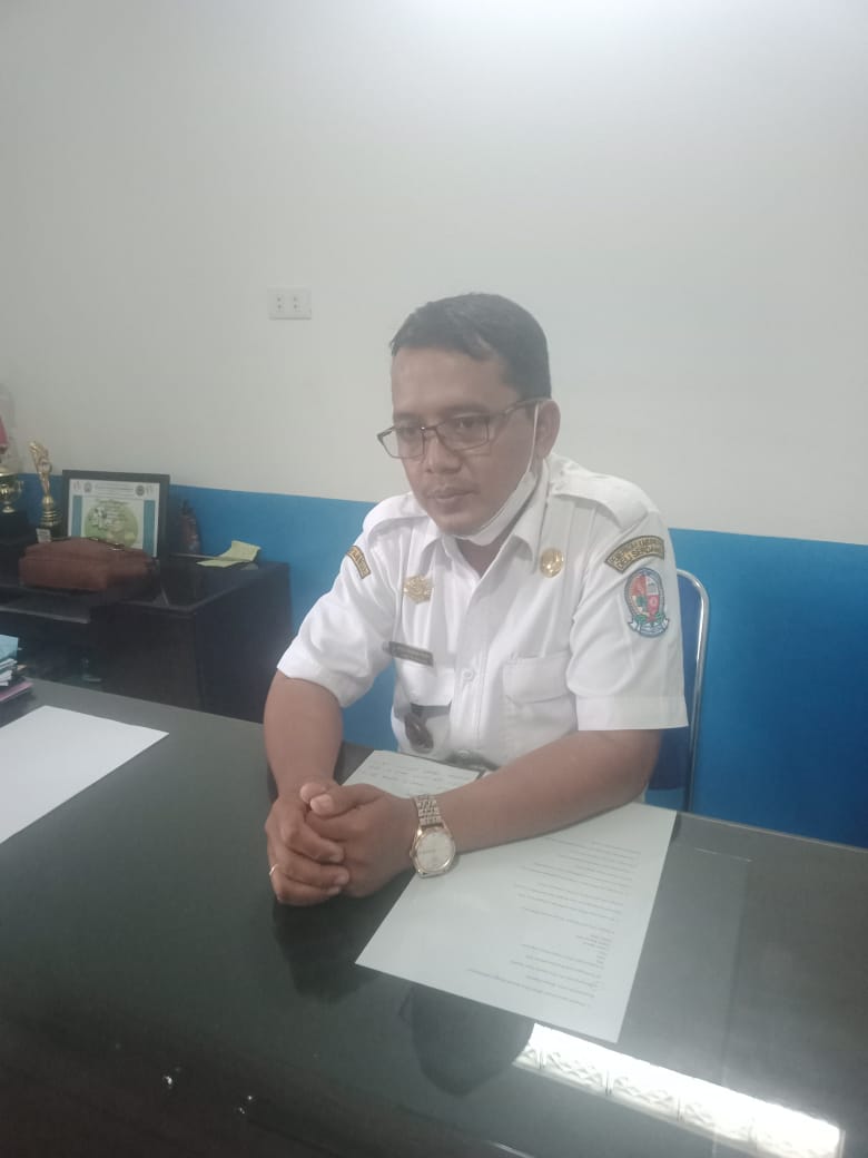 Kepala Desa Telaga Sari Ipobili Sibuea  memberikan tanggapan saat berada di ruangan kerjanya. Beritasore/ist
