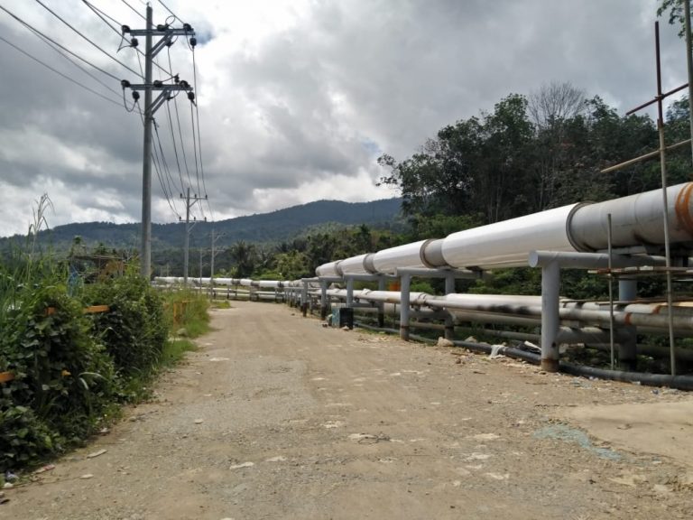 Sejumlah pekerja di areal PT SMGP beraktifitas, sebelum perusahaan ini stop operasional. beritasore/irham hagabean nasution