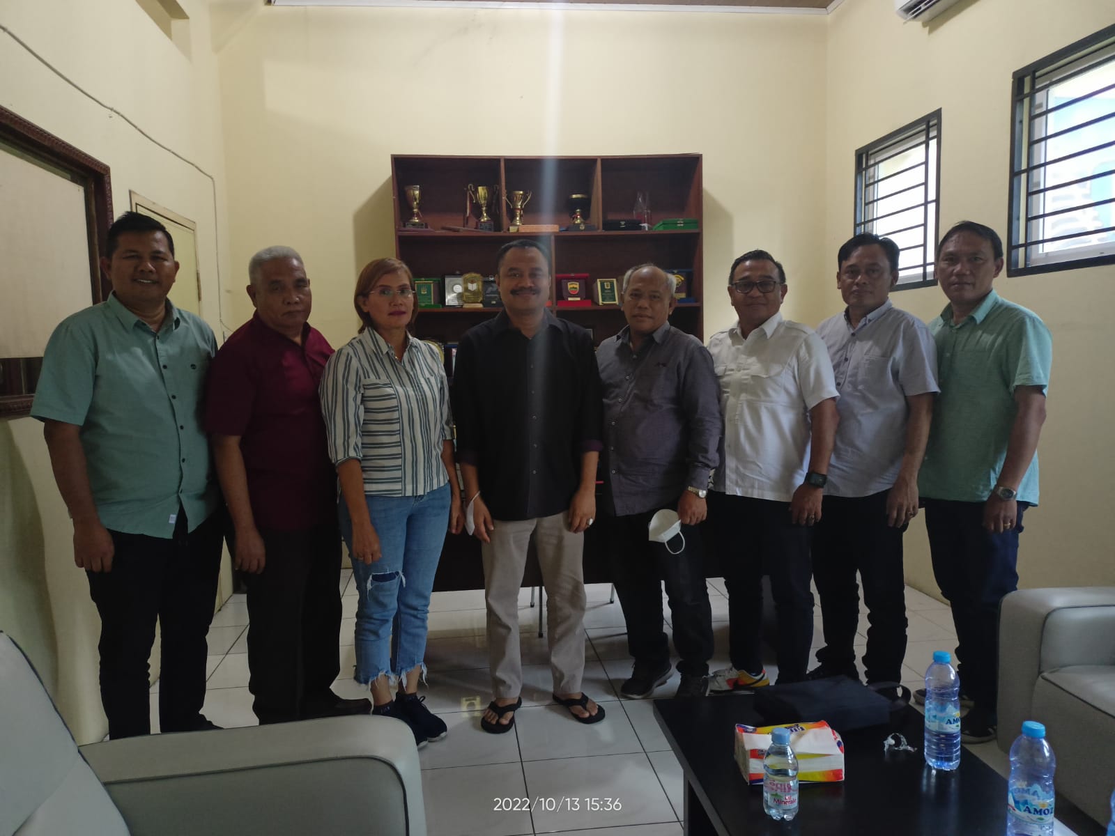 Ketua PWI Sumut H Farianda Putra Sinik bersama pengurus SMSI Sumut di Kantor PWI Jalan Adinegoro Medan Kamis (13/10/2022). berita Sore/ist