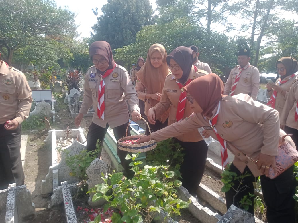 Ka Kwaran ranting Sunggal Salima Pama Mpd,Korcab dinas Pendidikan Kec.Sunggal Salwia Lubis Mpd,Sekcam Sunggal.Nela M.Nasution S.Sos serta pembina gugus depan Mariana Spd saat berziarah di makam tokoh Pramuka kec.Sunggal. beritasore/ist