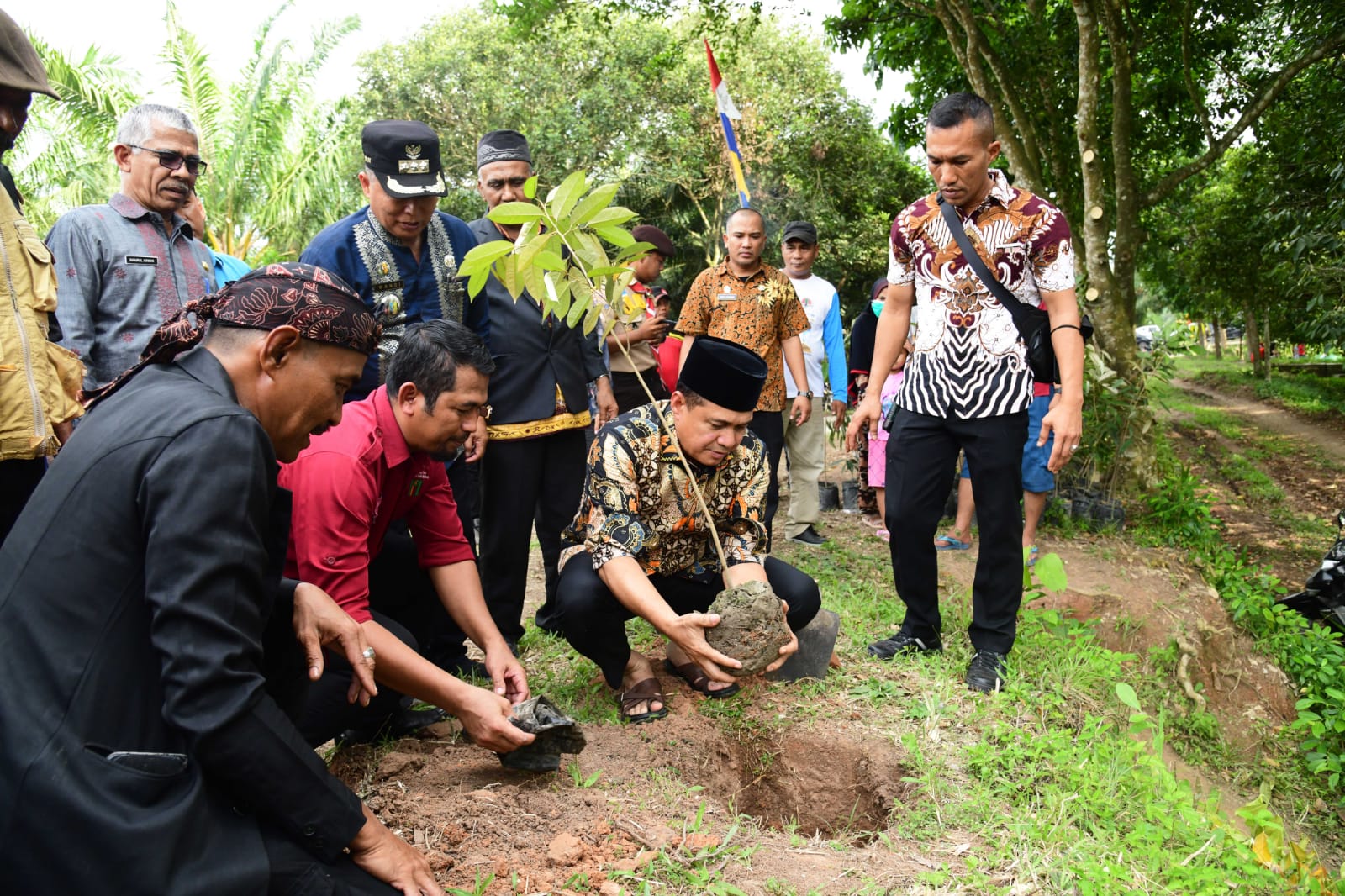 Bupati Batu Bara Ir.H.Zahir M.AP apresiasi giat KTH dan AMPHIBI di Kecamatan Laut Tador Kab.Batu Bara Kamis (13/10/2022).beritasore/alirsyah