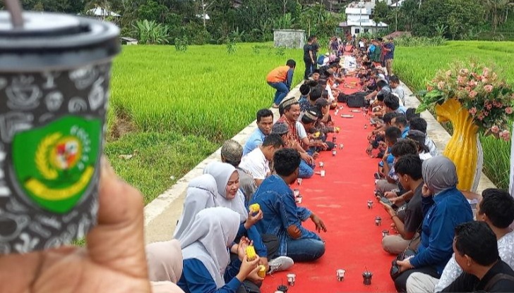 Bupati Tapanuli Selatan, Dolly Pasaribu ngopi bareng dengan seribuan masyarakat adat Hatabosi di Dusun Bonan Dolok, Desa Tanjung Dolok, Kecamatan Marancar, Jumat (14/10).beritasore/Ist