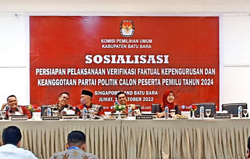 KPU Batu Bara gelar sosialiasi tahapan Verifikasi Faktual Pengurus/Anggota Partai Politik di Aula Hotel Singaporeland, Kecamatan Sei Balai Kabupaten Batu Bara Jum'at (14/10/2022).