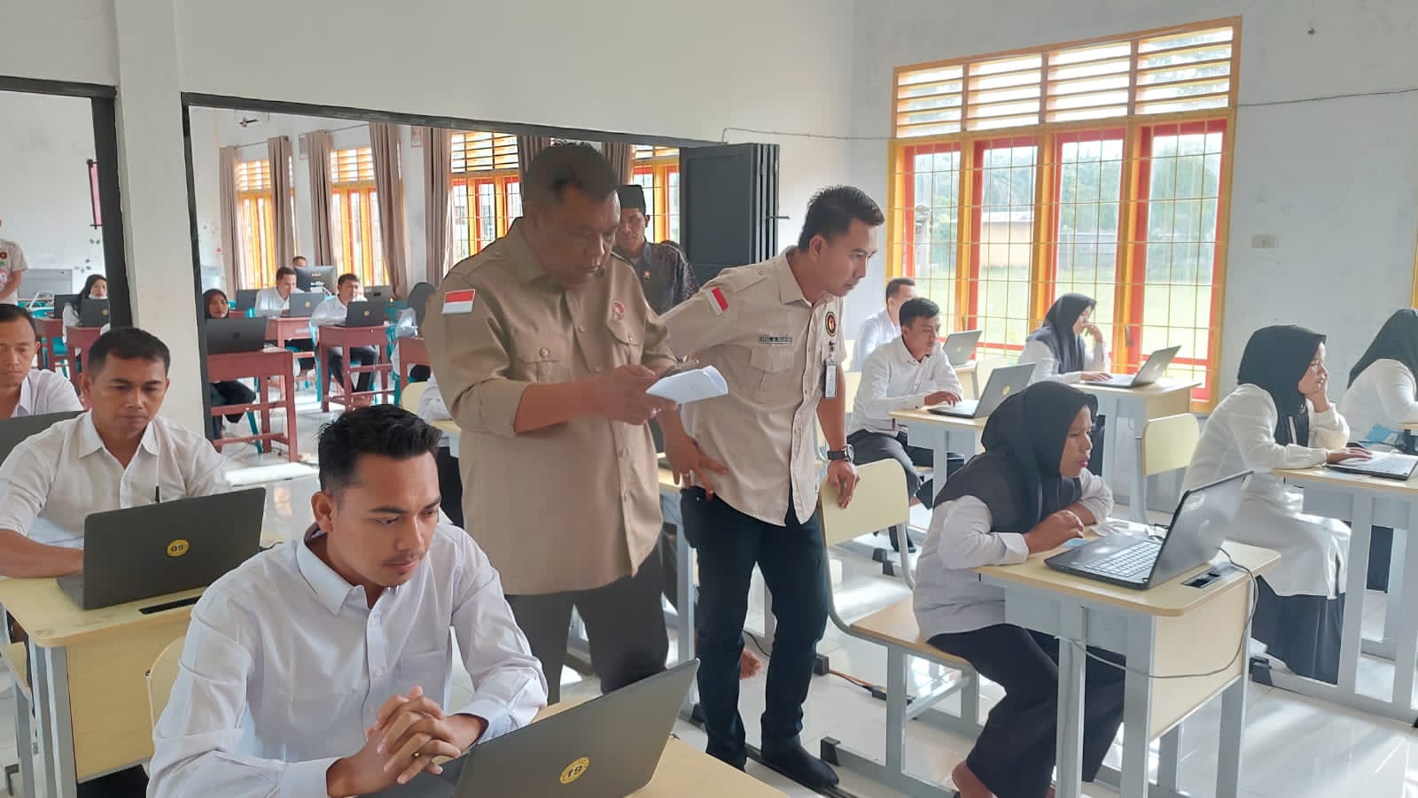 Ketua Bawaslu Palas, Rahmat E. Siregar, SS memantau kesiapan 255 peserta sebelum mengikuti Ujian Tertulis Calon Anggota Panwascam untuk 17 kecamatan se Palas. (beritasore/Muhammad Satio)