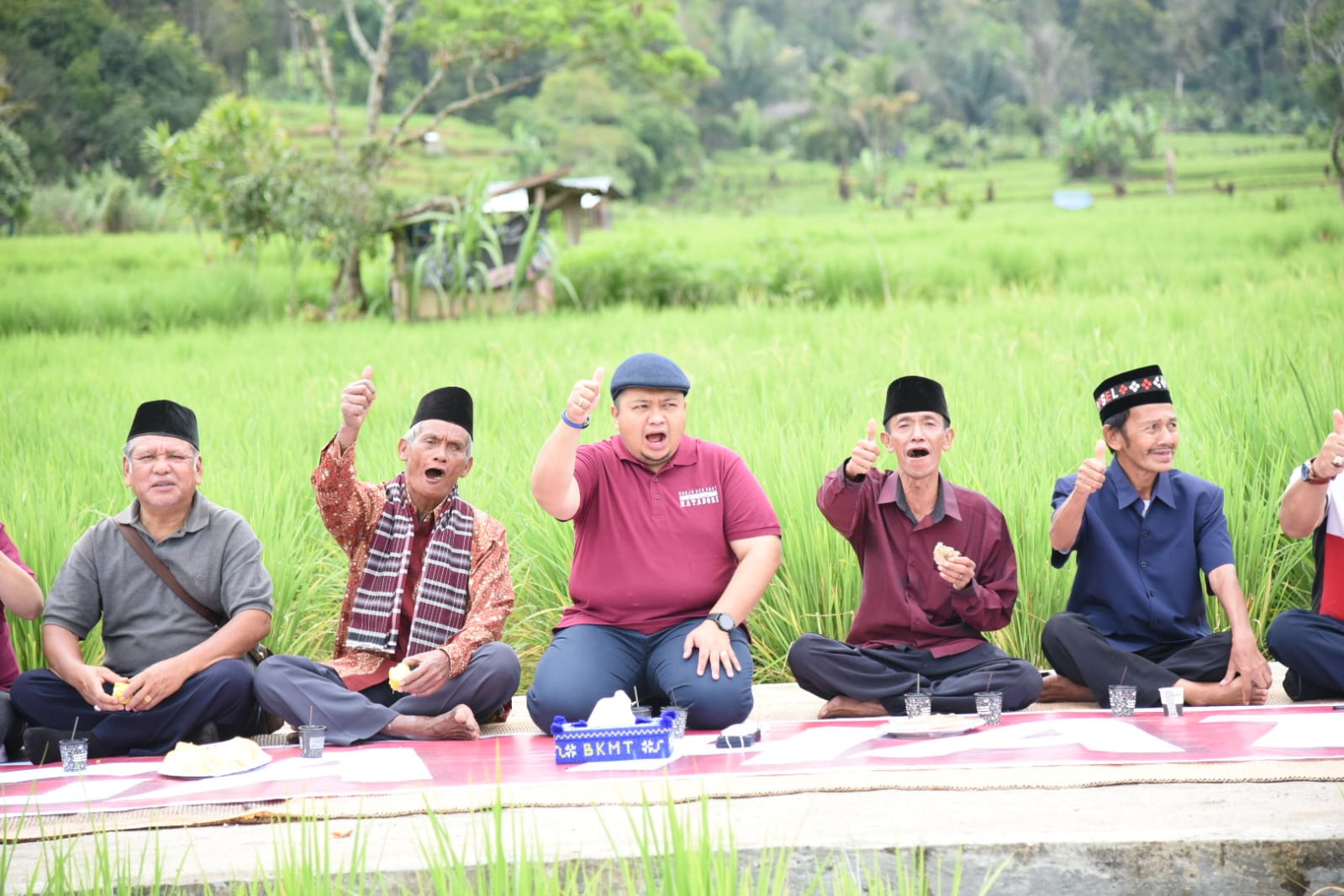 Bupati Tapanuli Selatan, Dolly Pasaribu ngopi bareng dengan masyarakat adat Hatobosi di hamparan sawah di Dusun Bonan Dolok Desa Tanjung Dolok Kec.Marancar, Jum'at (14/10). beritasore/Birong RT