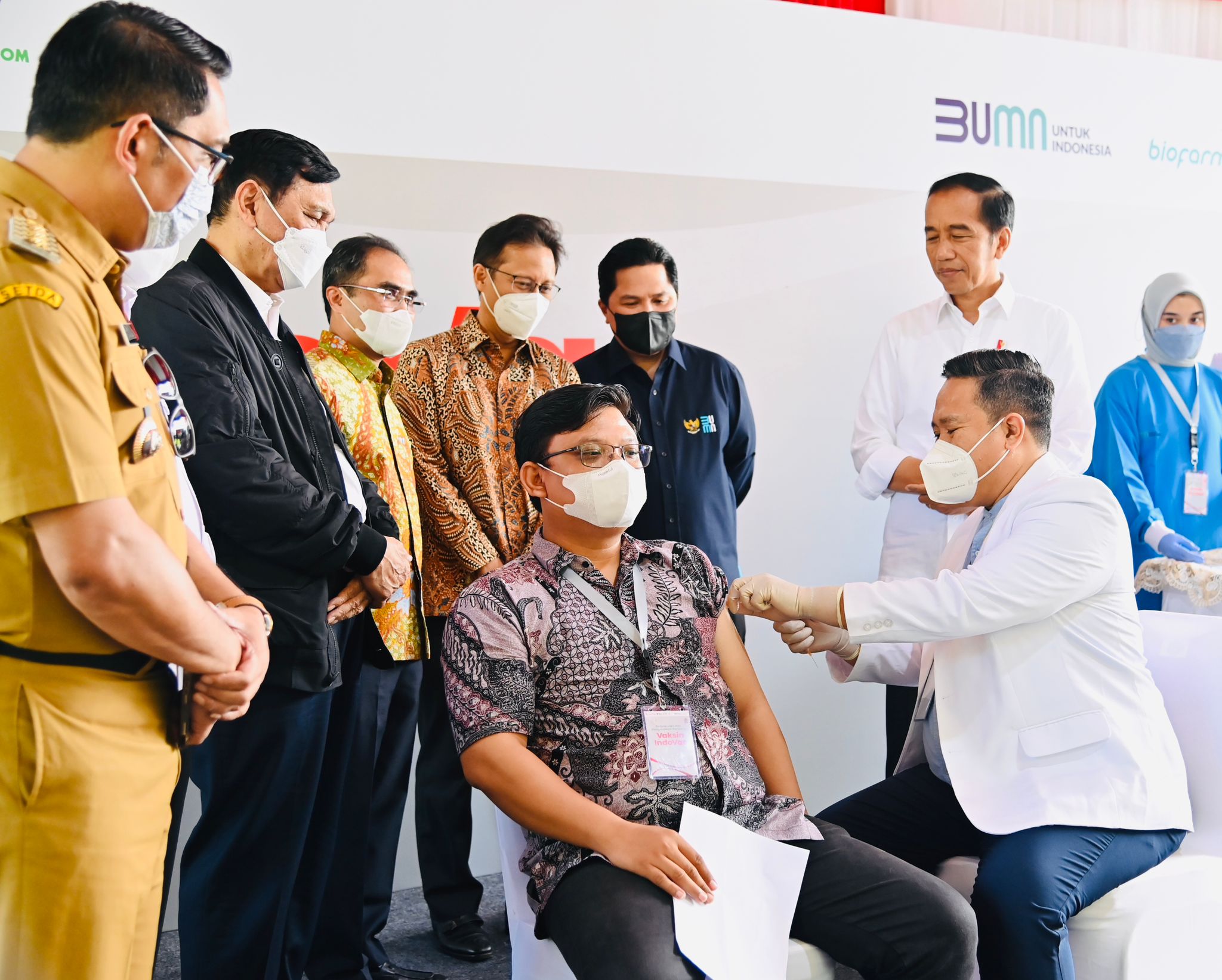 Presiden Joko Widodo menyaksikan penyuntikan vaksin IndoVac produksi Biofarma di Bandung kemarin. beritasore/ist