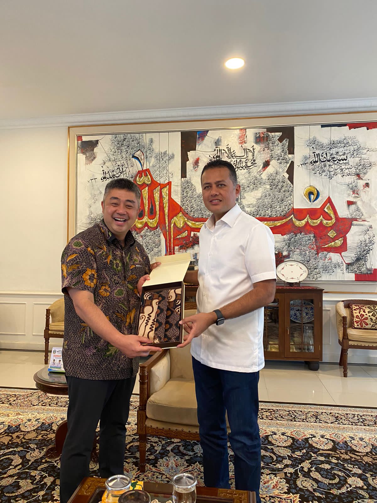 Direktur Infrastruktur dan Teknologi PGN Achmad Muchtasyar bersama Wakil Gubernur Sumatera Utara, Musa Rajekshah Rumah Dinas Wakil Gubernur Sumut, Jalan Teuku Daud Medan, Sabtu, (15/10). beritasore/ist