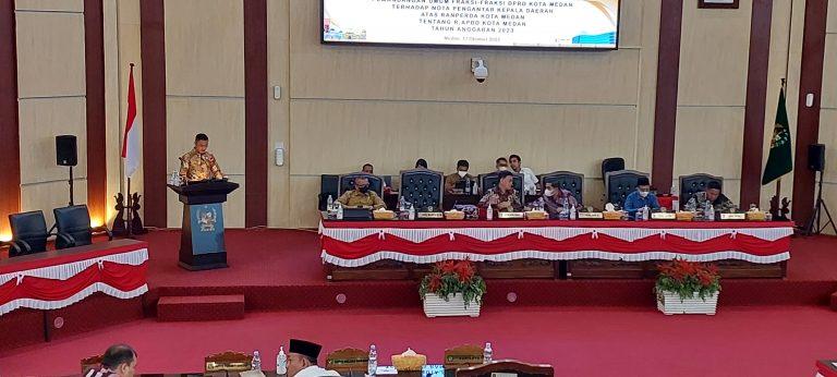 Wakil Ketua Fraksi Gerindra DPRD Medan Haris Kelana Damanik ST saat membacakan pemandangan umum Fraksi DPRD Medan terhadap nota pengantar Walikota atas Ranperda Kota Medan tentang R APBD Kota Medan 2023 saat rapat paripurna di gedung DPRD Medan, Senin (17/10/2022).beritasore/Ist