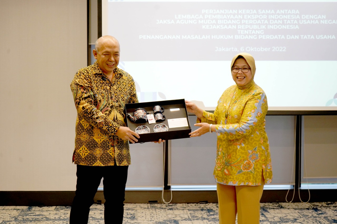 Berita Sore/ist Direktur Eksekutif LPEI Riyani Tirtoso dan Jaksa Agung Muda Bidang Perdata dan Tata Usaha Negara (Jamdatun) Kejaksaan RI Feri Menandatangani kerjasama di kantor pusat LPEI, Jakarta kemarin.