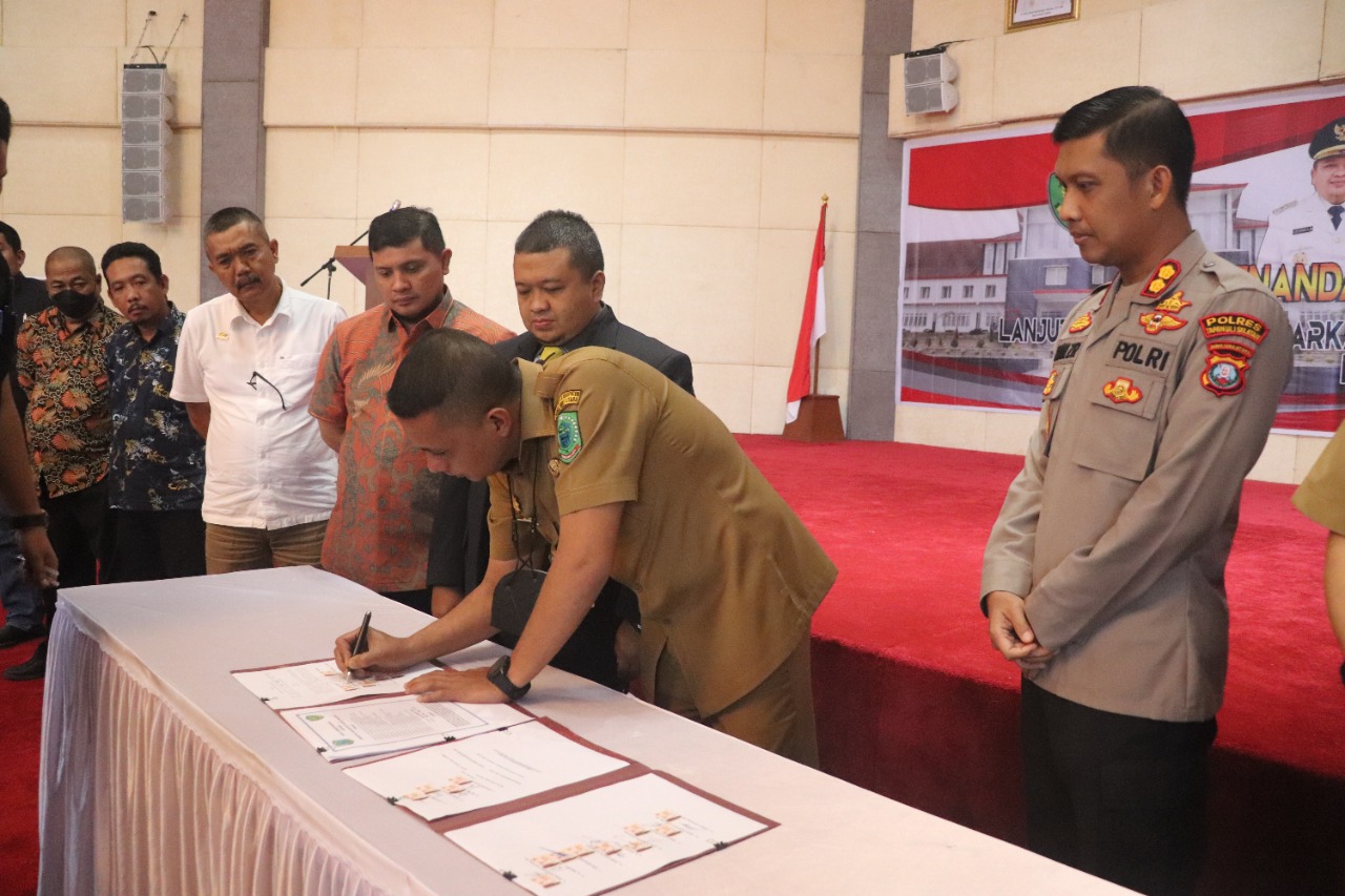 Bupati Paluta Menandatangi MoU disaksikan Tamu Undangan.beritasore/Ist