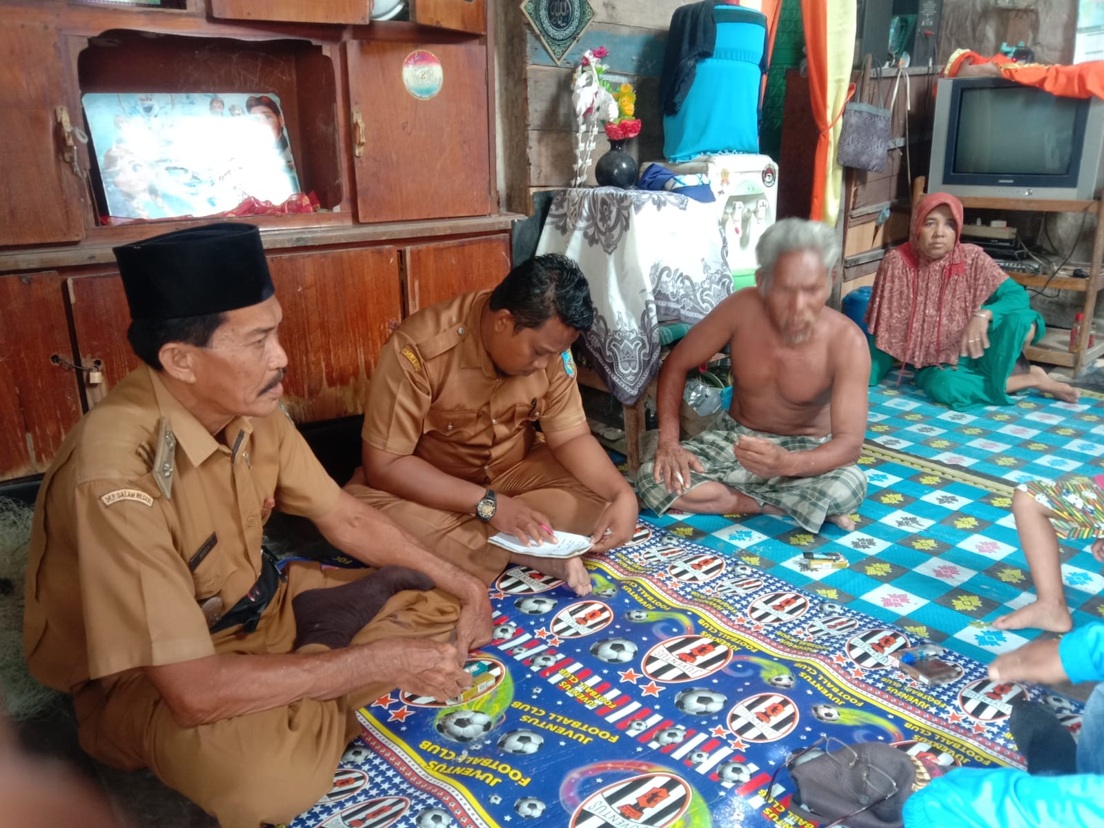 Kepala Desa Rafi'i didampingi Sekdes kunjungi kediaman kediaman orang tua korban dugaan kasus pelecehan anak dibawah umur di Kabupaten Batu Bara,  Selasa (18/10/2022).beritasore/alirsyah