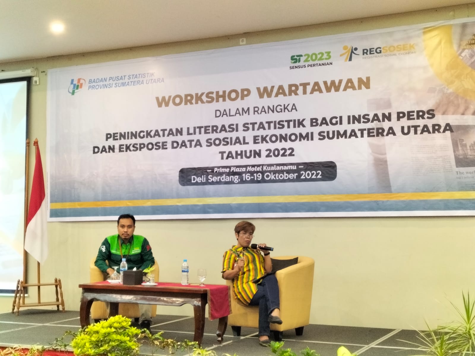 Ketua Tim Fungsi Statistik Distribusi BPS Sumut Dinar Butar-butar pada workshop wartawan di Prime Plaza Kualanamu, Deliserdang Selasa (18/10/2022). beritasore/laswie wakid