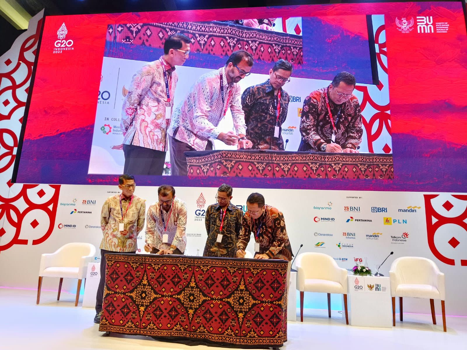 CEO Subholding Gas Pertamina PT PGN Tbk, M. Haryo Yunianto melakukan penandatanganan Nota Kesepahaman dalam acara SOE International Conference G20 di Nusa Dua, Bali Selasa (18/10/2022). beritasore/ist