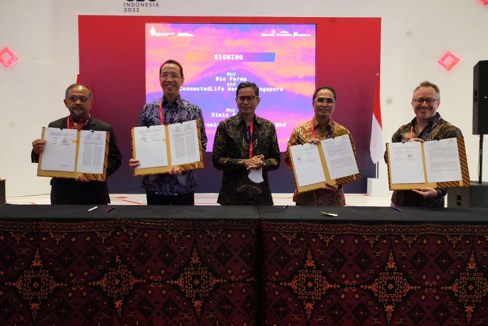 Direktur Utama Bio Farma, Honesti Basyir menandatangani kerjasama dengan empat perusahaan Healthcare tingkat global, di Nusa Dua, Bali Selasa (18/10/2022). beritasore/ist