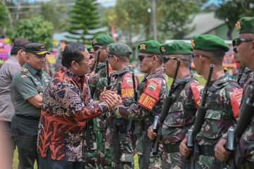 Wali Kota Padang Sidempuan, Irsan Efendi Nasution, SH, MM sambut kepulangan Satuan Tugas (Satgas) Pengaman Perbatasan (Pamtas) RI -PNG Sektor Selatan Yonif 123/RW di Mako Batalyon 123/RW, Kota P.Sidimpuan, Kamis (20/10). beritasore/Birong RT