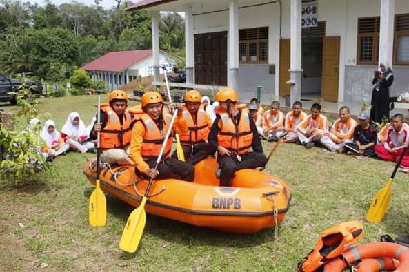 Petugas BPBD Tapsel simulasikan penggunaan perahu karet kepada SMKN 2 Batang Toru. beritasore/Birong RT