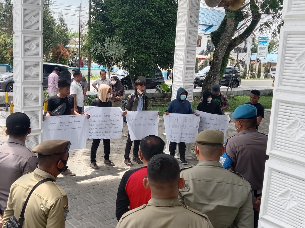 Puluhan massa yang mengatas namakan Koalisi Muslim Milenial (KOMUNAL) Kabupaten Batu Bara menggelar aksi damai didepan Gedung Kantor Dinas Penanaman Modal dan Pelayanan Perizinan Satu Pintu Kabupaten Batu Bara Kecamatan Lima Puluh Kamis (20/10/2022).beritasore/alirsyah