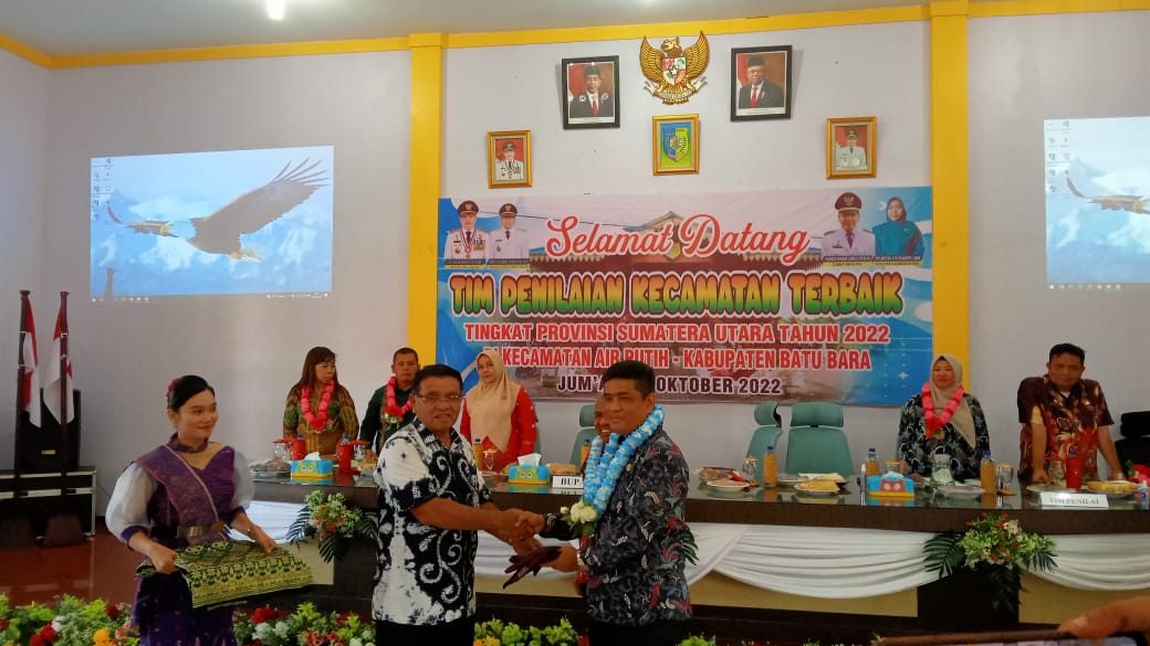 Sekdakab.Batu Bara H.Sakti Alam Siregar SH sambut tim Provsu penilaian lapangan Kecamatan Air Putih Jum'at (21/10/2022).beritasore/alirsyah