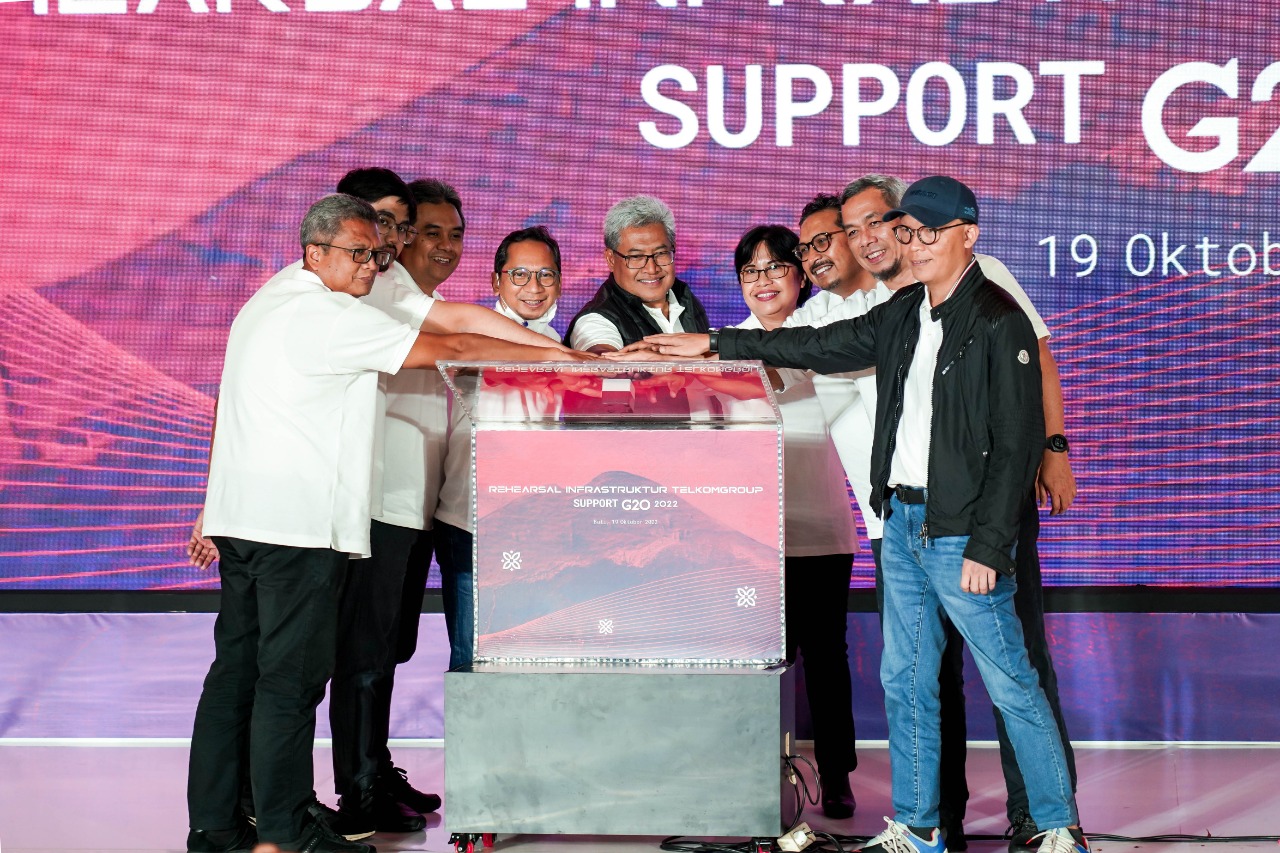 Direktur Network & IT Solution Telkom Herlan Wijanarko, Plt Direktur Enterprise & Business Service Telkom Venusiana, Direktur Network Telkomsel Nugroho dan pejabat lainnya melakukan prosesi yang menandai komitmen TelkomGroup untuk turut menyukseskan pelaksanaan event KTT G20 Jumat (21/10/2022). beritasore/ist