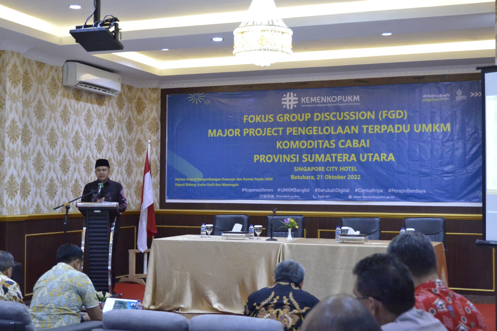 Bupati Batu Bara Ir.H.Zahir M.AP ajak masyarakat wujudkan rumah produksi bersama Cluster Cabai merah melalai Zoom Meeting bersama UKM RI di Aula Singapore Land City Hotel Kecamatan Sei Balai, Batu Bara Jum'at (21/10/2022).beritasore/alirsyah