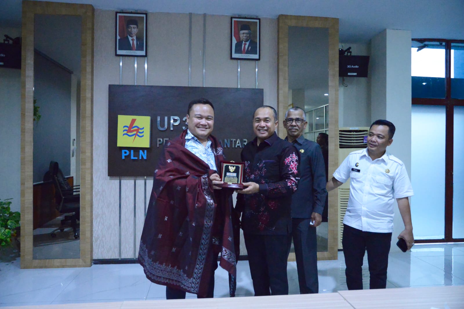 Bupati Batu Bara Ir.H.Zahir M.AP Sambangi Kantor PT.PLN Pematang Siantar disambut Manajer PT.PLN UP3 Pematang Siantar Petrus Gading Aji Jl.Kapten MH, Sitorus, Kecamatan Siantar Barat, Kota Pematang Siantar, Jum'at (21/09/2022). beritasore/alirsyah