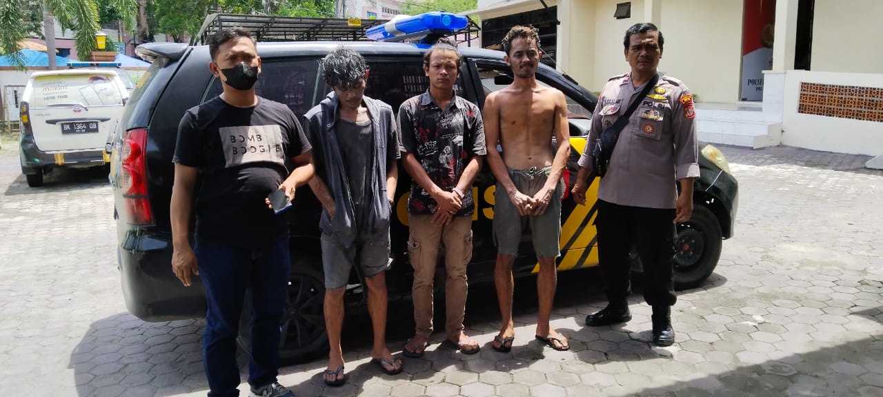 Pelaku pengelap kaca yang meresahkan pengendara saat di amankan di Polsek Medan Baru.beritasore/ist