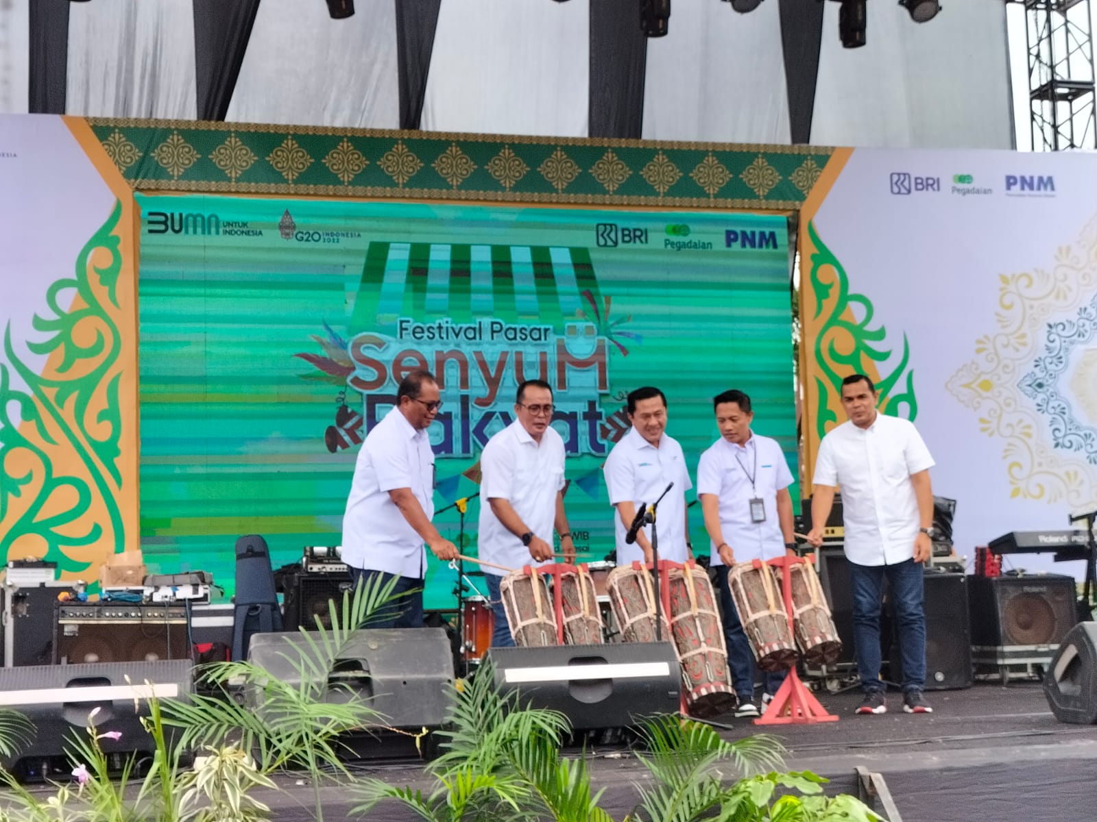 Wakil Walikota Medan Aulia Rachman bersama Direktur Jaringan Operasi dan Penjualan PT Pegadaian Eka Pebriansyah memukul gendang di Festival Pasar Senyum Rakyat, halaman Istana Maimoon Medan Sabtu (22/10/2022). beritasore/laswie wakid