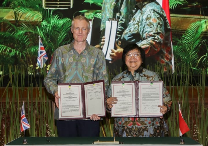 Menteri Siti Nurbaya dan Menteri Negara untuk Asia, Energi, Iklim, dan Lingkungan Hidup Inggris, Lord Goldsmith usai penandatanganan MoU di Jakarta, Sabtu (22/10/2022).beritasore/ist
