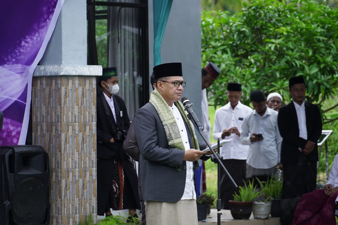 Bupati Batu Bara Ir.H.Zahir M.AP  sebagai Inspektur upacara Hari Santri Nasional tahun 2022 di Pondok Pesantren Jabal Hindi, di Desa Masjid Lama, Kecamatan Talawi Kabupaten Batu Bara, Sabtu (22/10/2022).beritasore/alirsyah