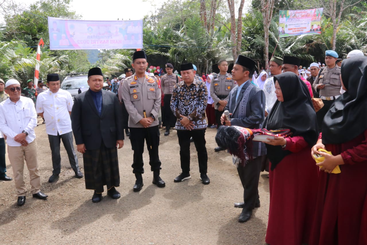 Di hari Santri, Bupati - unsur Forkopimda Tapsel disambut ulos Abit Godang dan Sorban di Lapangan Bola Siuhom Ponpes Mardhatillah, Kelurahan Sitinjak, Kecamatan Angkola Barat, Sabtu (22/10). beritasore/Birong RT